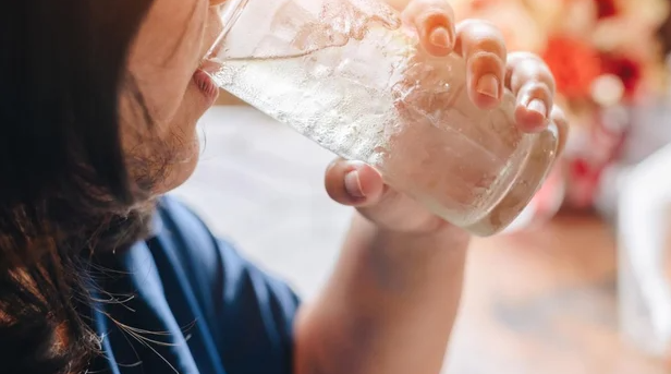 Uống nhiều nước mà vẫn thấy khát? Dấu hiệu cảnh báo tiền tiểu đường - Ảnh 1